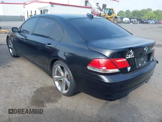 2008 BMW 7 Series 750Li z VIN WBAHN83518DT86472, wystawiony jako IAAI lot #42261898 z przebiegiem 175 875 mil mil oraz . Historia ofert i sprzedaży dostępna na DreamBid. Obrazek 3.