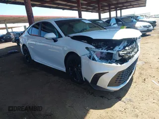 2025 Toyota Camry LE z VIN 4T1DAACK1SU541129, wystawiony jako IAAI lot #42228860 z przebiegiem 5 644 mil mil oraz . Historia ofert i sprzedaży dostępna na DreamBid. Obrazek 1.