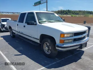 1999 Chevrolet Silverado 3500 z VIN 1GCGC33J7XF059145, wystawiony jako IAAI lot #42485300 z przebiegiem 128 209 mil mil oraz . Historia ofert i sprzedaży dostępna na DreamBid. Obrazek 1.