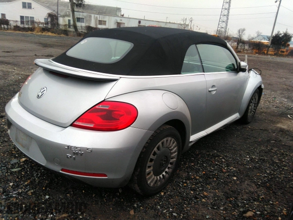 2013 Volkswagen Beetle 2.5L z VIN 3VW5P7AT4DM813232, wystawiony jako IAAI lot #39203795 z przebiegiem 81 397 mil mil oraz . Historia ofert i sprzedaży dostępna na DreamBid. Obrazek 4.