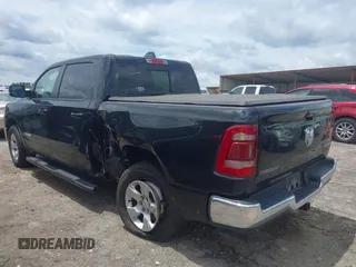 2022 Ram 1500 Big Horn z VIN 1C6RRFFG8NN365239, wystawiony jako IAAI lot #42453450 z przebiegiem 59 576 mil mil oraz . Historia ofert i sprzedaży dostępna na DreamBid. Obrazek 3.