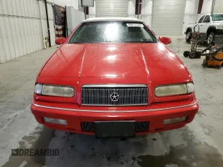 1995 Chrysler LeBaron z VIN 1C3EU4532SF539115, wystawiony jako Copart lot #85013184 z przebiegiem 109 165 mil mil oraz Szkody całkowita. Historia ofert i sprzedaży dostępna na DreamBid. Obrazek 5.