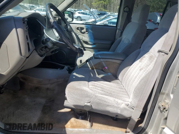 2004 Chevrolet Blazer LS z VIN 1GNDT13X54K166622, wystawiony jako Copart lot #50248605 z przebiegiem 198 301 mil mil oraz Szkoda całkowita • Salvage title. Historia ofert i sprzedaży dostępna na DreamBid. Obrazek 7.