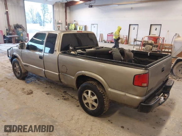 2002 Chevrolet S-10 LS with VIN 1GCDT19WX28127512, listed as a IAAI auction lot 41708908 with 214,549 mi miles. Bid and sale history available at carsss.com. Image 3.