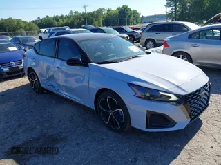 2024 Nissan Altima SR z VIN 1N4BL4CV9RN398846, wystawiony jako IAAI lot #42210282 z przebiegiem 4 973 mil mil oraz . Historia ofert i sprzedaży dostępna na DreamBid. Obrazek 1.