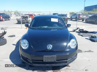 2013 Volkswagen Beetle 2.5L z VIN 3VWJP7AT7DM612357, wystawiony jako IAAI lot #42309682 z przebiegiem 52 063 mil mil oraz . Historia ofert i sprzedaży dostępna na DreamBid. Obrazek 13.