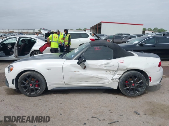 2018 FIAT 124 Spider Classica z VIN JC1NFAEK7J0138623, wystawiony jako IAAI lot #41919114 z przebiegiem 26 327 mil mil oraz . Historia ofert i sprzedaży dostępna na DreamBid. Obrazek 14.