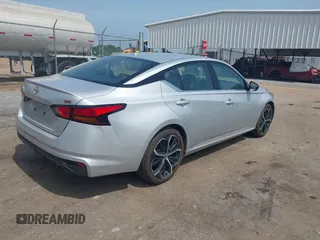 2023 Nissan Altima SR z VIN 1N4BL4CV3PN371333, wystawiony jako IAAI lot #42420194 z przebiegiem 47 460 mil mil oraz . Historia ofert i sprzedaży dostępna na DreamBid. Obrazek 4.