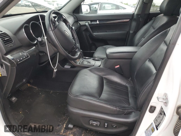 2013 Kia Sorento EX z VIN 5XYKUDA24DG411065, wystawiony jako Copart lot #55060245 z przebiegiem 171 799 mil mil oraz Czysty tytuł • Clean title. Historia ofert i sprzedaży dostępna na DreamBid. Obrazek 7.