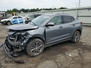 2021 Buick Encore GX Essence z VIN KL4MMGSL6MB168476, wystawiony jako Copart lot #64401285 z przebiegiem 19 609 mil mil oraz Szkoda całkowita • Salvage title. Historia ofert i sprzedaży dostępna na DreamBid. Obrazek 1.