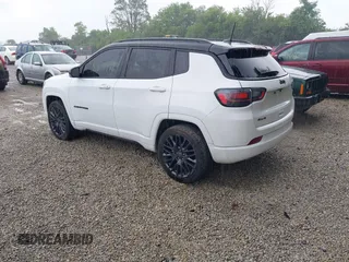 2023 Jeep Compass (RED) Edition z VIN 3C4NJDCN0PT524005, wystawiony jako IAAI lot #42628948 z przebiegiem 34 737 mil mil oraz . Historia ofert i sprzedaży dostępna na DreamBid. Obrazek 3.