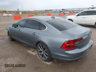 2018 Volvo S90 Momentum z VIN LVY982AK1JP025728, wystawiony jako IAAI lot #41930159 z przebiegiem 80 056 mil mil oraz . Historia ofert i sprzedaży dostępna na DreamBid. Obrazek 3.