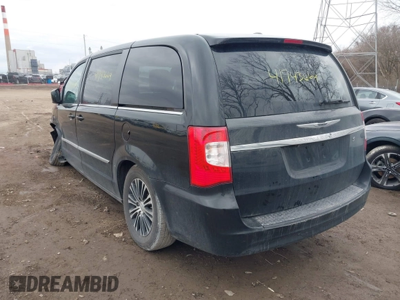 2014 Chrysler Town & Country S with VIN 2C4RC1HG2ER132454, listed as a IAAI auction lot 41743664 with 142,339 mi miles. Bid and sale history available at carsss.com. Image 3.