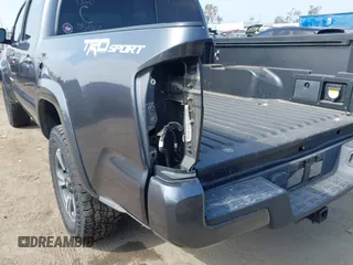 2017 Toyota Tacoma SR5 z VIN 3TMAZ5CN2HM047103, wystawiony jako IAAI lot #42344844 z przebiegiem 88 090 mil mil oraz . Historia ofert i sprzedaży dostępna na DreamBid. Obrazek 17.