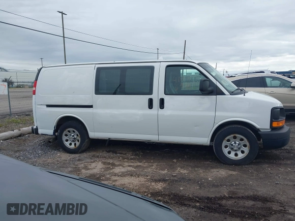 2013 Chevrolet Express Cargo z VIN 1GCSGAFX0D1171717, wystawiony jako IAAI lot #41996946 z przebiegiem 198 354 mil mil oraz . Historia ofert i sprzedaży dostępna na DreamBid. Obrazek 14.