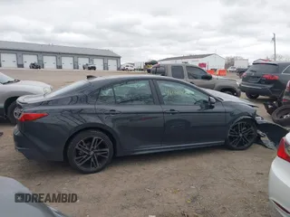 2025 Toyota Camry LE z VIN 4T1DBADK6SU509451, wystawiony jako IAAI lot #42040733 z przebiegiem 22 091 mil mil oraz . Historia ofert i sprzedaży dostępna na DreamBid. Obrazek 14.