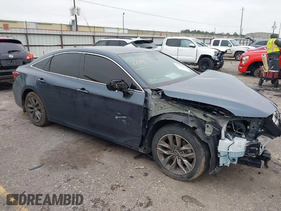2022 Toyota Avalon XLE z VIN 4T1JZ1FB2NU073049, wystawiony jako IAAI lot #41506550 z przebiegiem 52 073 mil mil oraz . Historia ofert i sprzedaży dostępna na DreamBid. Obrazek 1.