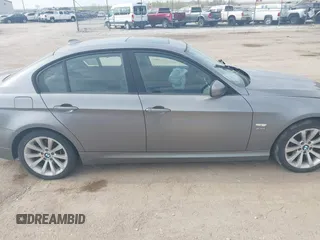 2011 BMW 3 Series 328i xDrive z VIN WBAPK5C52BF123454, wystawiony jako IAAI lot #42108474 z przebiegiem 111 165 mil mil oraz . Historia ofert i sprzedaży dostępna na DreamBid. Obrazek 13.