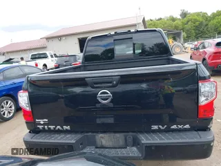2017 Nissan Titan Platinum Reserve z VIN 1N6AA1E56HN522395, wystawiony jako IAAI lot #42333517 z przebiegiem 111 679 mil mil oraz . Historia ofert i sprzedaży dostępna na DreamBid. Obrazek 16.