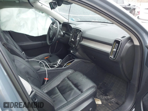 2023 Volvo XC40 Ultimate Bright Theme с VIN YV4L12UAXP2025895, выставлен на аукционе IAAI как лот 42294917 с пробегом 5 384 миль миль и . История ставок и продаж доступна на DreamBid. Изображение 5.