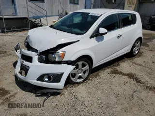 2015 Chevrolet Sonic LTZ z VIN 1G1JE6SB5F4109670, wystawiony jako Copart lot #62013775 z przebiegiem 134 813 mil mil oraz Szkoda całkowita • Salvage title. Historia ofert i sprzedaży dostępna na DreamBid. Obrazek 1.