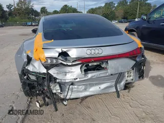 2022 Audi e-tron GT Prestige z VIN WAUEJBFW7N7001491, wystawiony jako IAAI lot #41356266 z przebiegiem 42 738 mil mil oraz . Historia ofert i sprzedaży dostępna na DreamBid. Obrazek 6.