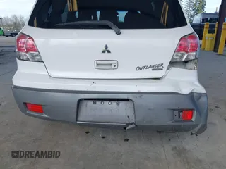 2003 Mitsubishi Outlander XLS with VIN JA4LZ41G33U092413, listed as a IAAI auction lot 41904961 with 178,691 mi miles. Bid and sale history available at carsss.com. Image 6.