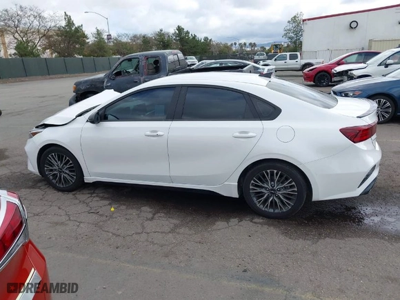 2022 Kia Forte GT-Line with VIN 3KPF54AD4NE472687, listed as a IAAI auction lot 41778567 with 37,042 mi miles. Bid and sale history available at carsss.com. Image 14.