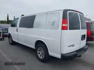 2014 Chevrolet Express Passenger LS z VIN 1GNSGBF43E1184305, wystawiony jako IAAI lot #42537616 z przebiegiem 35 596 mil mil oraz . Historia ofert i sprzedaży dostępna na DreamBid. Obrazek 3.
