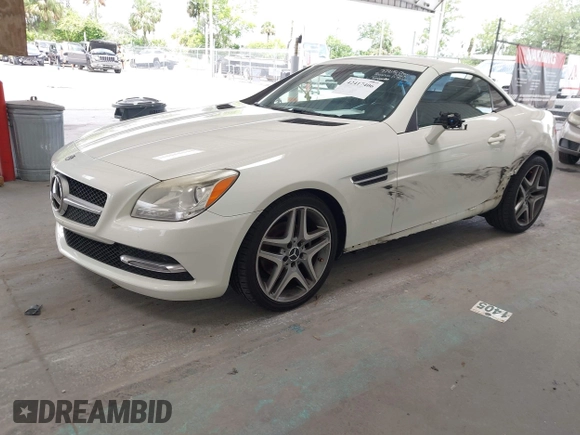 2013 Mercedes-Benz SLK 250 z VIN WDDPK4HA2DF058309, wystawiony jako IAAI lot #42417406 z przebiegiem 87 282 mil mil oraz . Historia ofert i sprzedaży dostępna na DreamBid. Obrazek 18.