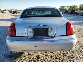 2002 Lincoln Town Car Signature z VIN 1LNHM82W92Y671562, wystawiony jako Copart lot #47391265 z przebiegiem Nie podano mil oraz Szkoda całkowita • Salvage title. Historia ofert i sprzedaży dostępna na DreamBid. Obrazek 6.