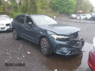 2025 Volvo XC60 Core z VIN YV4M12RJ5S1019238, wystawiony jako IAAI lot #42200094 z przebiegiem 5 302 mil mil oraz . Historia ofert i sprzedaży dostępna na DreamBid. Obrazek 1.