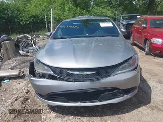 2015 Chrysler 200 S с VIN 1C3CCCBB5FN696911, выставлен на аукционе IAAI как лот 42394373 с пробегом 142 101 миль миль и . История ставок и продаж доступна на DreamBid. Изображение 12.