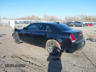 2017 Chrysler 300 S z VIN 2C3CCAGG1HH518935, wystawiony jako IAAI lot #41957362 z przebiegiem 102 454 mil mil oraz . Historia ofert i sprzedaży dostępna na DreamBid. Obrazek 3.