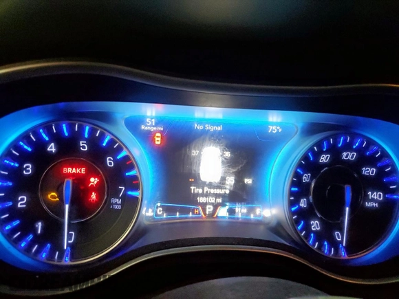 2015 Chrysler 300 Limited z VIN 2C3CCAAG8FH875874, wystawiony jako Copart lot #58258245 z przebiegiem 166 102 mil mil oraz Szkoda całkowita • Salvage title. Historia ofert i sprzedaży dostępna na DreamBid. Obrazek 9.