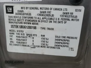 2006 GMC Sierra 1500 SLT z VIN 2GTEK19B961280198, wystawiony jako Copart lot #45174284 z przebiegiem 242 570 mil mil oraz Szkoda całkowita • Salvage title. Historia ofert i sprzedaży dostępna na DreamBid. Obrazek 12.