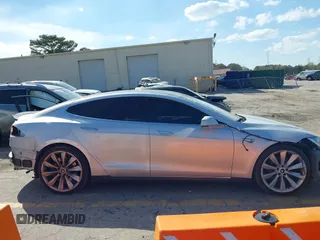 2014 Tesla Model S 60 z VIN 5YJSA1H16EFP28486, wystawiony jako IAAI lot #41887484 z przebiegiem 99 271 mil mil oraz . Historia ofert i sprzedaży dostępna na DreamBid. Obrazek 13.