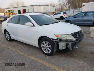 2011 Toyota Camry LE z VIN 4T1BF3EK1BU627090, wystawiony jako IAAI lot #41794860 z przebiegiem 159 561 mil mil oraz . Historia ofert i sprzedaży dostępna na DreamBid. Obrazek 1.