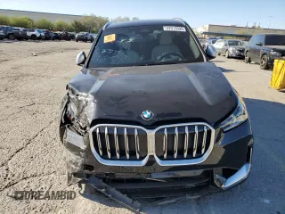 2024 BMW X1 xDrive28i z VIN WBX73EF02R5Z31516, wystawiony jako Copart lot #52913595 z przebiegiem Nie podano mil oraz Szkody całkowita. Historia ofert i sprzedaży dostępna na DreamBid. Obrazek 5.