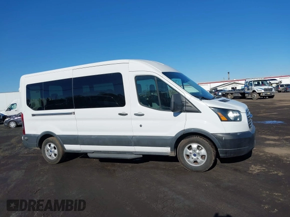 2018 Ford Transit Passenger XL z VIN 1FBZX2CM8JKA52497, wystawiony jako IAAI lot #41553720 z przebiegiem 81 714 mil mil oraz . Historia ofert i sprzedaży dostępna na DreamBid. Obrazek 13.