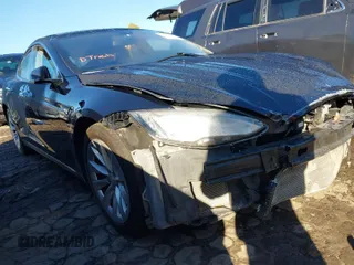 2014 Tesla Model S 60 z VIN 5YJSA1S11EFP32325, wystawiony jako IAAI lot #40823219 z przebiegiem 47 911 mil mil oraz . Historia ofert i sprzedaży dostępna na DreamBid. Obrazek 1.