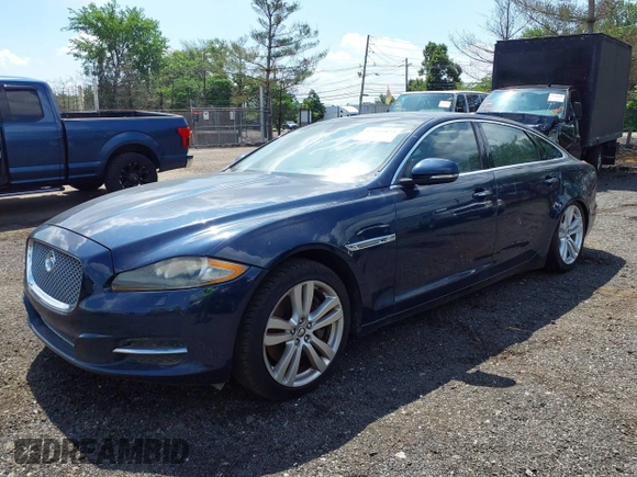2011 Jaguar XJ XJL z VIN SAJWA2GB9BLV06939, wystawiony jako IAAI lot #42545872 z przebiegiem 80 008 mil mil oraz . Historia ofert i sprzedaży dostępna na DreamBid. Obrazek 2.