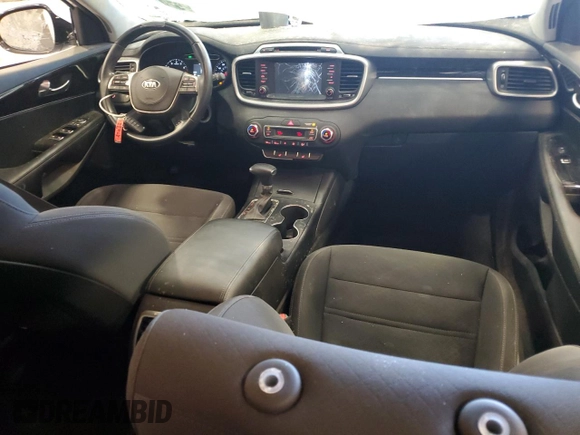 2019 Kia Sorento LX z VIN 5XYPGDA38KG437641, wystawiony jako Copart lot #57094315 z przebiegiem 48 936 mil mil oraz Szkoda całkowita • Salvage title. Historia ofert i sprzedaży dostępna na DreamBid. Obrazek 8.