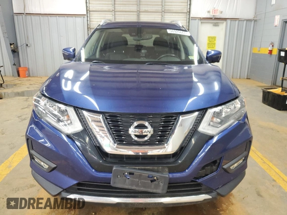 2017 Nissan Rogue SV z VIN JN8AT2MV7HW013127, wystawiony jako Copart lot #56920665 z przebiegiem 131 116 mil mil oraz Szkoda całkowita • Salvage title. Historia ofert i sprzedaży dostępna na DreamBid. Obrazek 5.