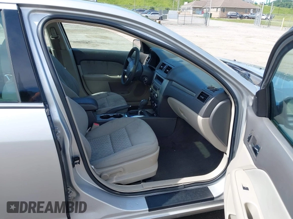 2010 Ford Fusion SE z VIN 3FAHP0HA6AR238485, wystawiony jako IAAI lot #42237682 z przebiegiem 147 260 mil mil oraz . Historia ofert i sprzedaży dostępna na DreamBid. Obrazek 5.