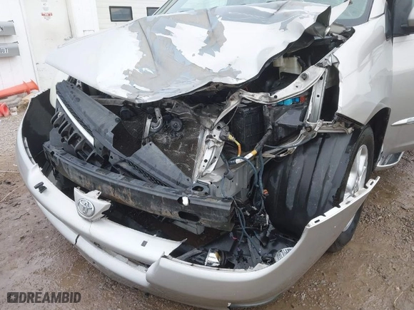 2005 Toyota Sienna XLE with VIN 5TDZA22CX5S384042, listed as a IAAI auction lot 40657985 with 165,572 mi miles. Bid and sale history available at carsss.com. Image 6.