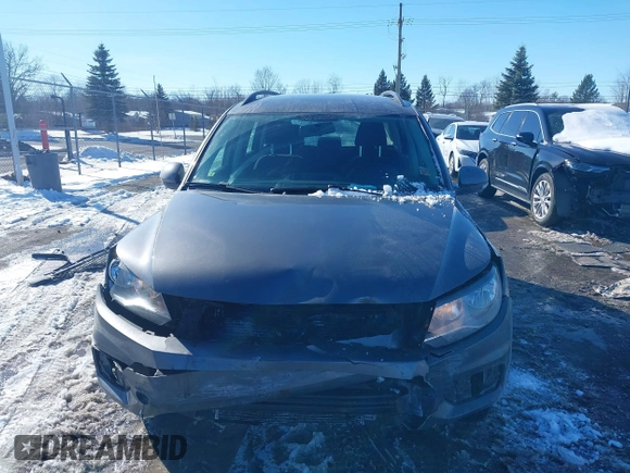 2017 Volkswagen Tiguan S z VIN WVGAV7AX1HK050251, wystawiony jako IAAI lot #41608261 z przebiegiem 172 298 mil mil oraz . Historia ofert i sprzedaży dostępna na DreamBid. Obrazek 12.