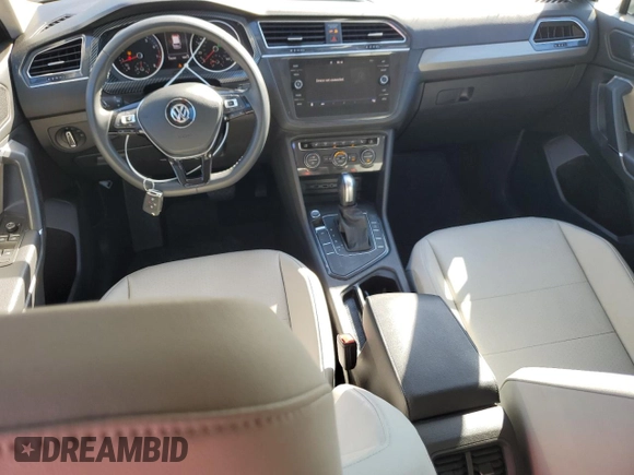 2020 Volkswagen Tiguan SE z VIN 3VV3B7AX8LM036808, wystawiony jako Copart lot #42124825 z przebiegiem 116 297 mil mil oraz Nie do naprawy. Historia ofert i sprzedaży dostępna na DreamBid. Obrazek 8.