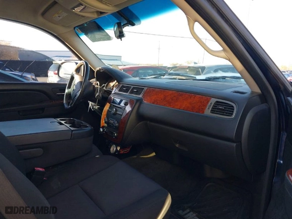 2010 Chevrolet Avalanche LT with VIN 3GNVKFE04AG254049, listed as a IAAI auction lot 41854624 with 130,806 mi miles. Bid and sale history available at carsss.com. Image 5.