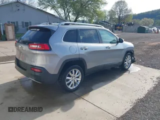 2017 Jeep Cherokee Limited z VIN 1C4PJLDB7HW641972, wystawiony jako IAAI lot #42081133 z przebiegiem 115 589 mil mil oraz . Historia ofert i sprzedaży dostępna na DreamBid. Obrazek 4.
